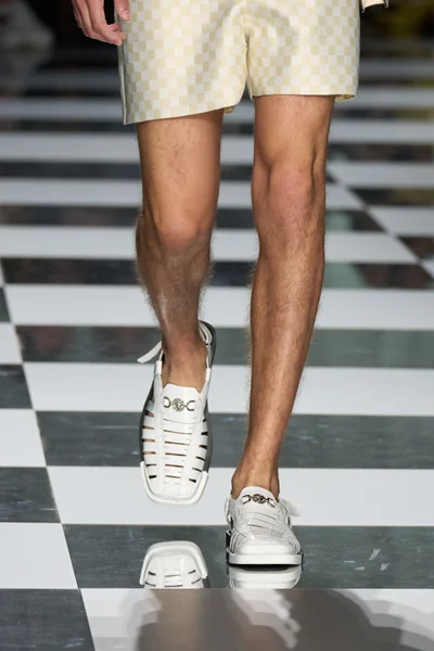 Look 15